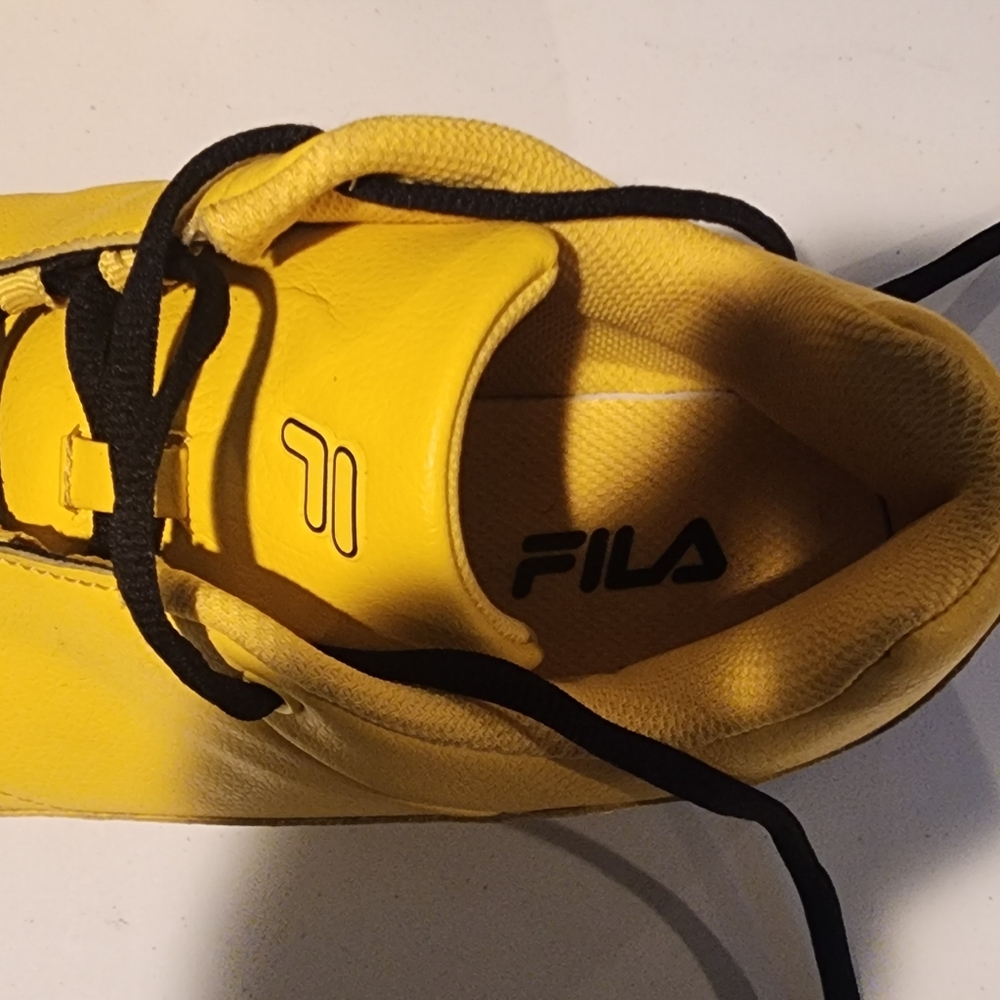 1 pair of Mens Fila running shoe style 1DM00003-702 Yellow and Black